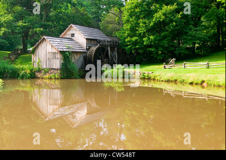 Edwin B. Historique Mabry Mabry Mill (moulin) dans les régions rurales de Virginie Le Blue Ridge Parkway et la réflexion sur l'étang en été Banque D'Images