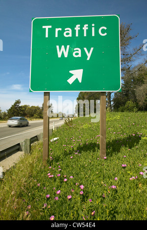 Un signe sur la route Interstate highway 101 Afficher le trafic ?façon ? En Californie du Sud Banque D'Images