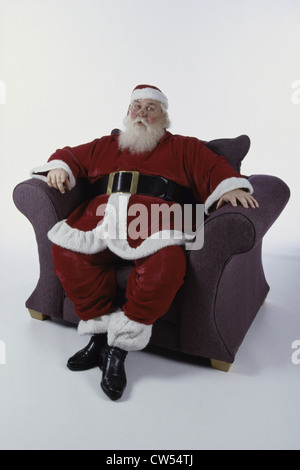 Portrait du Père Noël assis dans un fauteuil Banque D'Images
