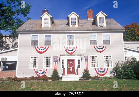 Maison de deux étages drapés dans Bunting, New England Banque D'Images