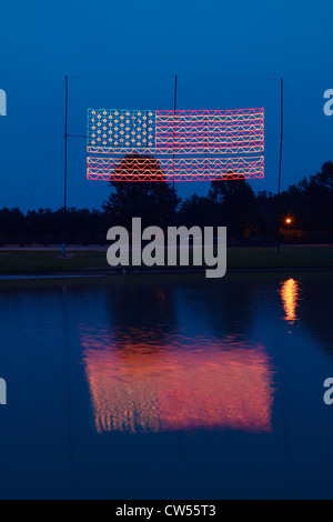 Electric drapeau américain dans la nuit dans les plaines de la Géorgie, de l'accueil 39e Président des Etats-Unis, le président Carter Banque D'Images