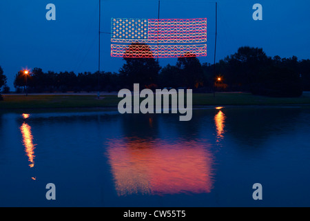 Electric drapeau américain dans la nuit dans les plaines de la Géorgie, de l'accueil 39e Président des Etats-Unis, le président Carter Banque D'Images