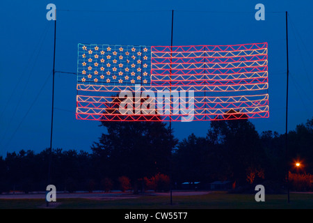 Electric drapeau américain dans la nuit dans les plaines de la Géorgie, de l'accueil 39e Président des Etats-Unis, le président Carter Banque D'Images