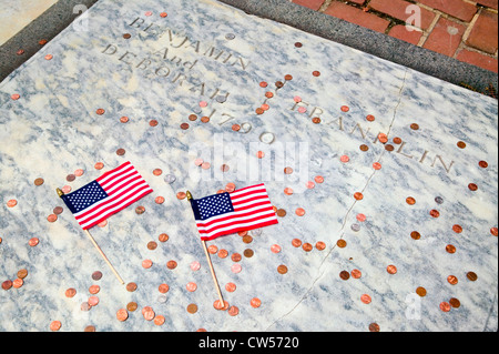 Deux drapeaux pour Ben Franklin's pierre tombale à Christ Church Burial Ground Philadelphie, Pennsylvanie Banque D'Images