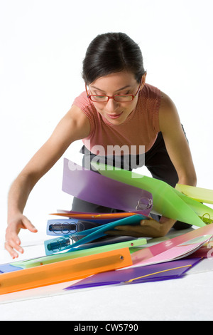 Businesswoman ramasser des anneaux Banque D'Images