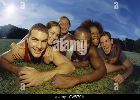 Portrait d'un groupe de jeunes se trouvant sur une pelouse ensemble Banque D'Images