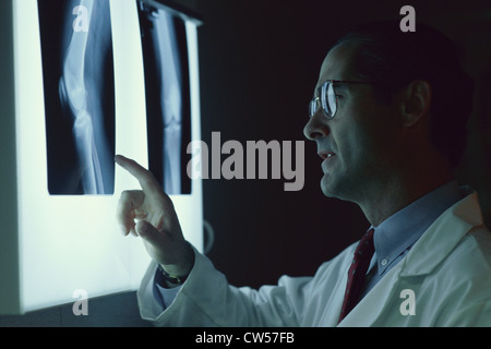 Close-up of a male doctor looking at x-rays sur une lightbox Banque D'Images