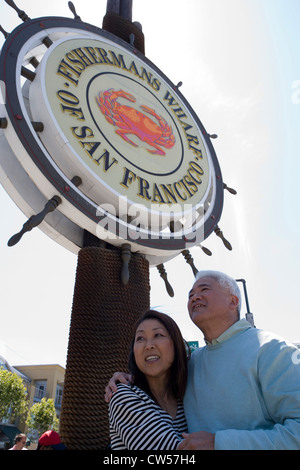 Low angle view of a young couple smiling, Fisherman's Wharf, San Francisco, California, USA Banque D'Images