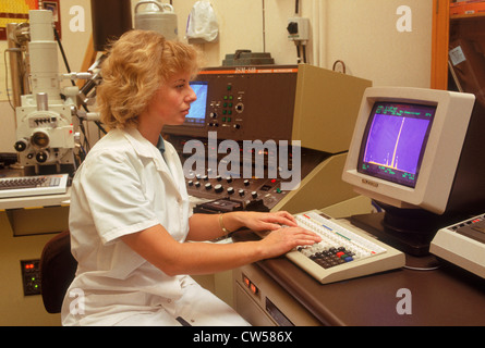 Femme en laboratoire de recherche avec l'aide du microscope et de l'analyseur à rayons x Steel mill en Suède Banque D'Images