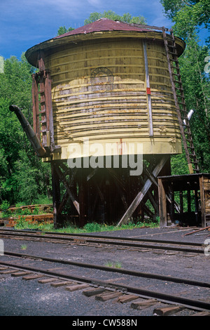 Vue du Chama réservoir d'eau de l'Octagon et Scenic Railroad toltèque dans Chama, Nouveau Mexique Banque D'Images
