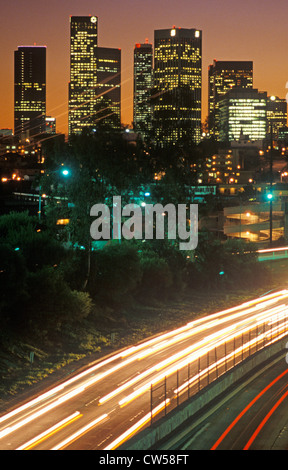 Un coucher de soleil sur l'autoroute du port de Los Angeles, CA Banque D'Images