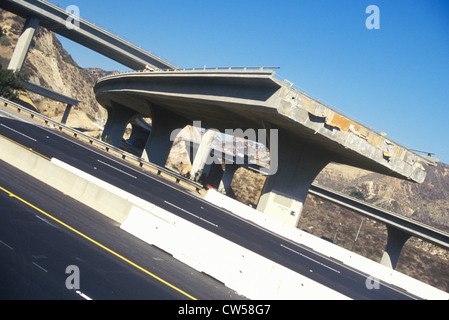 La route 5 et l'autoroute 118 à la suite de la catastrophe 1994 tremblement de terre de Northridge, Californie du Sud Banque D'Images