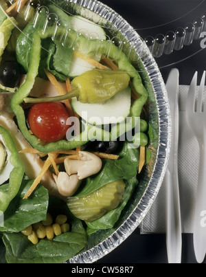 Close-up de salade dans un récipient d'étain Banque D'Images