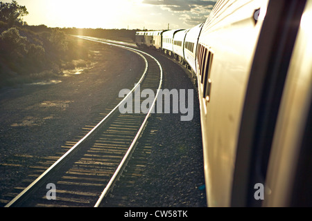 Train de passagers voyageant dans l'Arizona sunset Banque D'Images