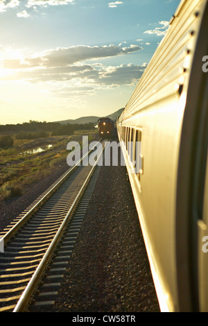 Train de passagers voyageant dans l'Arizona sunset Banque D'Images