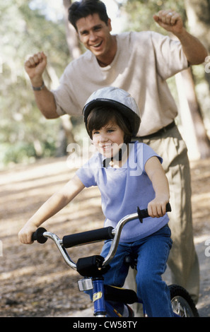 L'enseignement du père sa fille à monter à vélo Banque D'Images