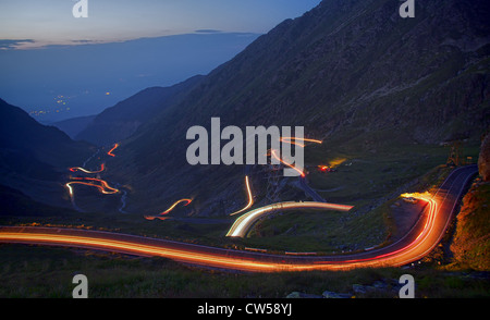 Célèbre route de montagne dans les Carpates roumaines, nuit, Transfagarasan Banque D'Images