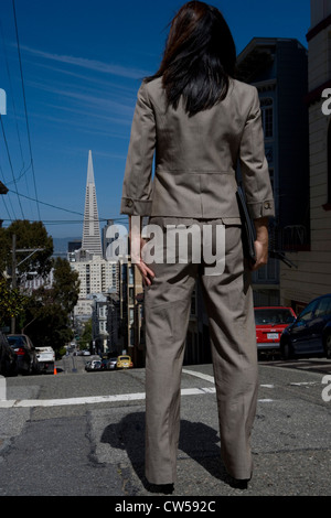 Vue arrière d'une businesswoman standing on the road, San Francisco, California, USA Banque D'Images