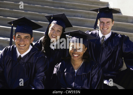 Portrait d'un groupe de jeunes diplômés sitting on stairs Banque D'Images