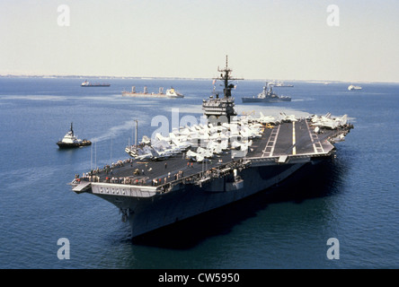 Porte-avions USS John F Kennedy de la voile dans le Grand lac Amer, Canal de Suez, Egypte Banque D'Images