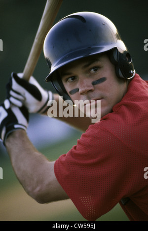 Baseball player swinging un bâton de baseball Banque D'Images