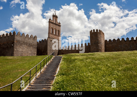 Étapes menant à l'une des portes de la cité médiévale d'Avila, Castille et León, Espagne, Europe. Banque D'Images