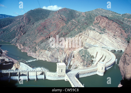 Barrage de Theodore Roosevelt Theodore Roosevelt Lake, AZ Banque D'Images