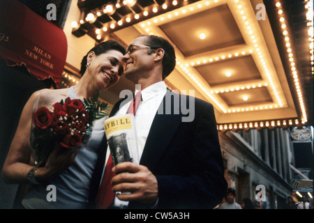 Low angle view of a young sur le devant d'une scène de théâtre et smiling Banque D'Images