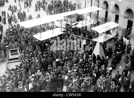 Paris, la foule en face de trophées aux Invalides Banque D'Images