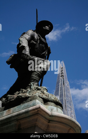 Le Shard plane sur la Seconde Guerre mondiale 1 mémoire des hommes de St Saviour's sur Southwark Borough High Street, l'arrondissement, London, UK Banque D'Images