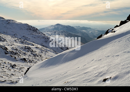 Eskdale de Bowfell en hiver avec un temps de la création d'une ligne de front visible dans le ciel Banque D'Images