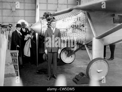 Charles Lindbergh. Traversée de l'Atlantique. Lindbergh à côté de 'l'esprit de Saint Louis" à l'aéroport du Bourget Banque D'Images