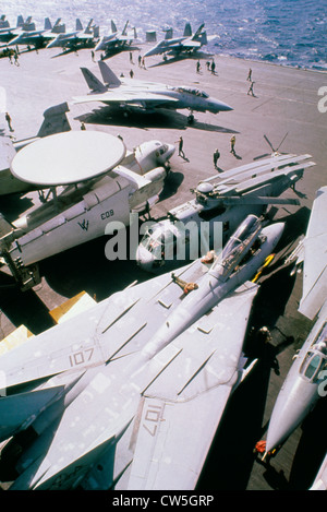 Portrait d'avions militaires sur un porte-avions en mer Rouge pendant l'opération Tempête du désert F-14A Tomcat E-2C Hawkeye Banque D'Images