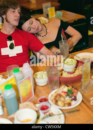 Jeune couple se reposer après avoir mangé dans un restaurant. Banque D'Images