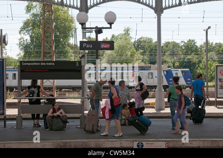 Les passagers qui attendent sur une plate-forme de la gare la Gare de Pau sud ouest France Banque D'Images