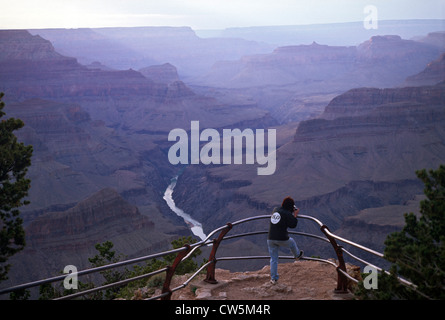 Le Grand Canyon est un canyon aux flancs abrupts sculptés par le fleuve Colorado aux États-Unis dans l'état de l'Arizona. Banque D'Images