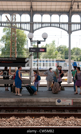 Les passagers qui attendent sur une plate-forme de la gare la Gare de Pau sud ouest France Banque D'Images