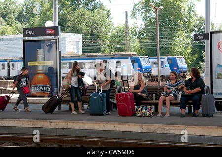 Les passagers qui attendent sur une plate-forme de la gare la Gare de Pau sud ouest France Banque D'Images