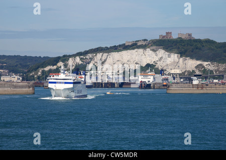 Le canal transversal DFDS Seaways ferry 'gérer' quitte le port de Douvres, Kent, England, UK Banque D'Images