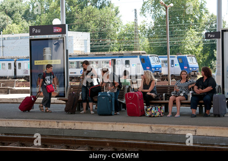 Les passagers qui attendent sur une plate-forme de la gare la Gare de Pau sud ouest France Banque D'Images