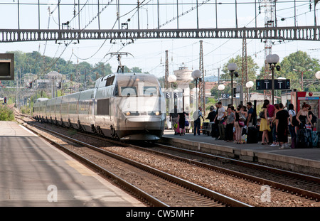 TGVR français train de passagers arrivant du sud-ouest de la Gare de Pau France Banque D'Images