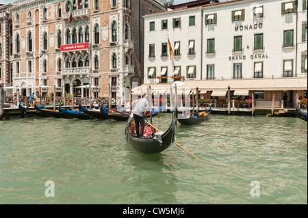 Une télécabine les manœuvres en le moorings en face de l'Hôtel Monaco & Grand Canal Venise et Ca' Giustinian Banque D'Images