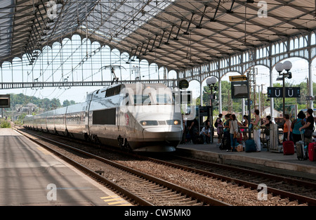 TGVR français train de passagers arrivant du sud-ouest de la Gare de Pau France Banque D'Images