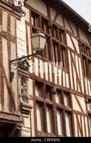 Troys, France, Europe. Jolie fenêtre de bois traditionnelle maison. Banque D'Images