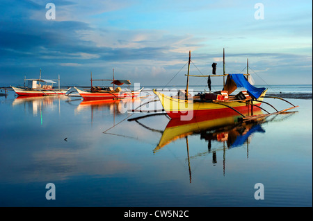 Tropical avec des bateaux traditionnels aux Philippines , Philippines Banque D'Images