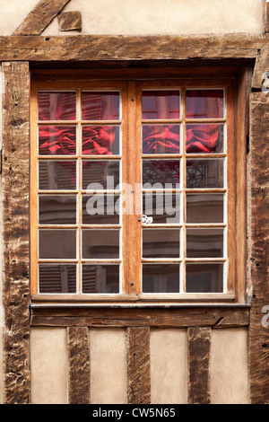 Troys, France, Europe. Jolie fenêtre de bois traditionnelle maison. Banque D'Images