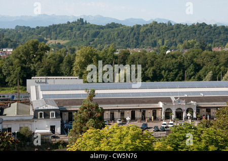 Pyrénées françaises au-delà de la toile de la gare SNCF de Pau sud ouest France Banque D'Images