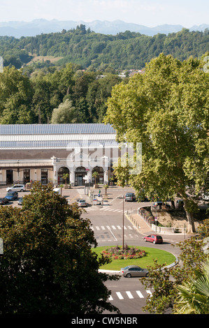 Pyrénées françaises au-delà de la toile de la gare SNCF de Pau sud ouest France Banque D'Images