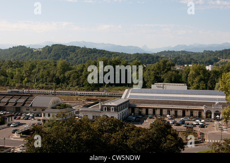 Pyrénées françaises au-delà de la toile de la gare SNCF de Pau sud ouest France Banque D'Images