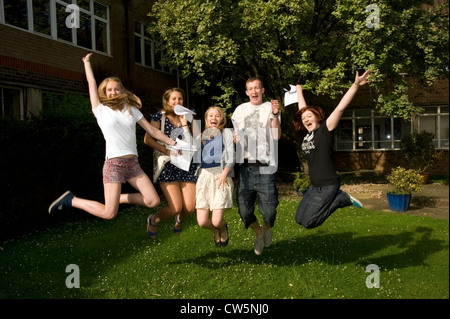 Les étudiants titulaires d'heureux succès de leur GCSE résultats d'examen à huis clos dans une école à Londres, Angleterre, Royaume-Uni. Banque D'Images